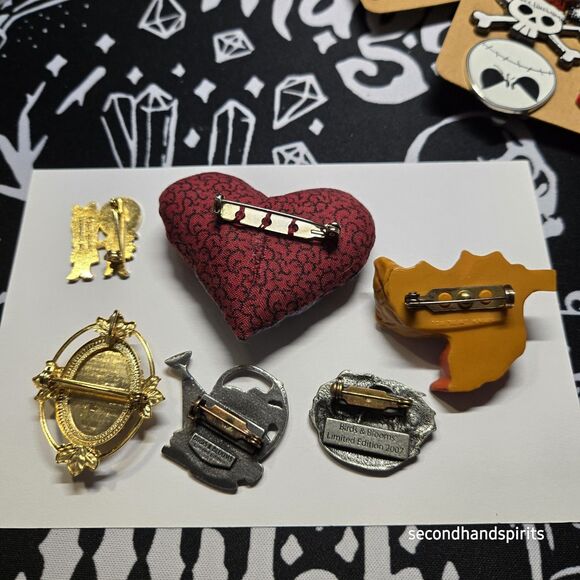 Lot of 18 Vintage Brooches Tac Pins Wide Variety Plastic Metal Wood Patriotic - Picture 14 of 14